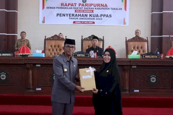 Pj. Bupati Takalar Serahkan KUA-PPAS Tahun Anggaran 2024 Pada Sidang Paripurna DPRD
