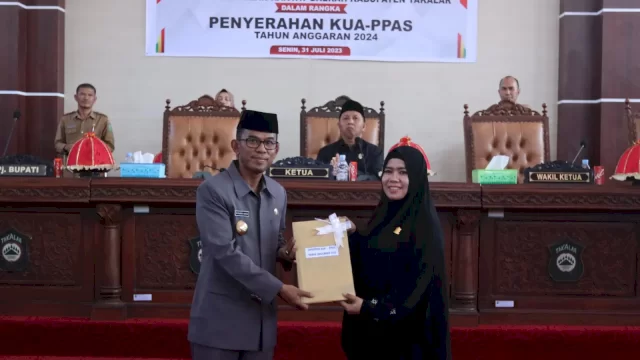 Pj. Bupati Takalar Serahkan KUA-PPAS Tahun Anggaran 2024 Pada Sidang Paripurna DPRD