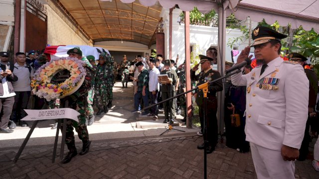 Gubernur Andi Sudirman Sulaiman Inspektur Upacara Persemayaman Jenazah Mayjen TNI (Purn) HM Amin Syam