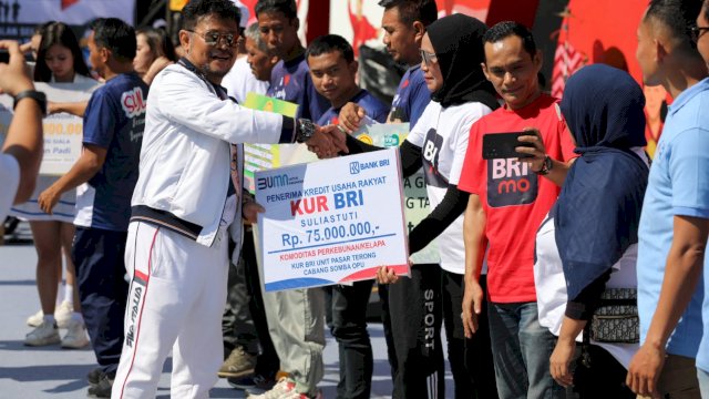 Bersama Ribuan Warga Makassar, Mentan SYL Gelar Jalan Sehat dan Tani On Stage