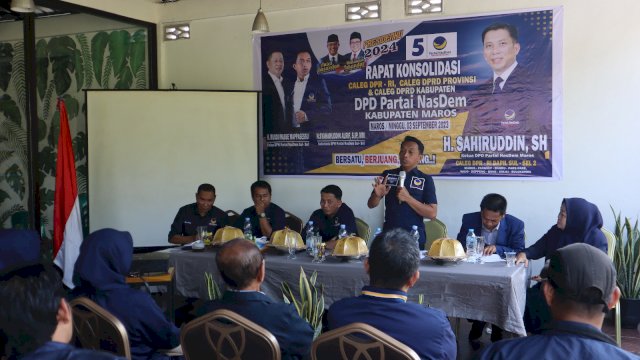 Sekretaris DPW NasDem Sulsel, Syaharuddin Alrif Memberi Arahan saat Rapat Konsolidasi Caleg DPR RI, DPRD Provinsi dan DPRD Kabupaten Maros.