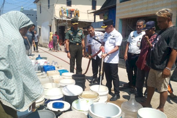 Sesuai Arahan Wali Kota Makassar, Camat Tallo Salurkan Air Bersih ke Warga