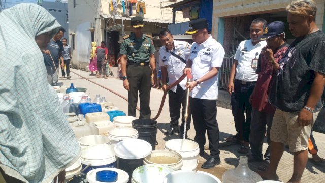 Sesuai Arahan Wali Kota Makassar, Camat Tallo Salurkan Air Bersih ke Warga