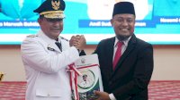 Serah Terima Memori Akhir Jabatan Gubernur Sulsel ke Bahtiar Baharuddin