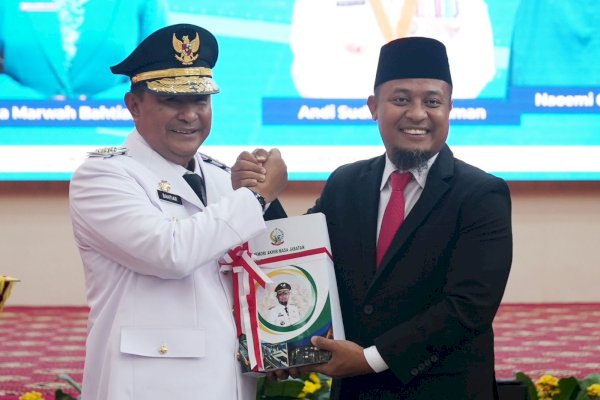 Serah Terima Memori Akhir Jabatan Gubernur Sulsel ke Bahtiar Baharuddin