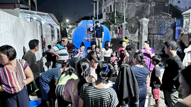 Legislator NasDem Sulsel, Andre Prasetyo Tanta Salurkan Air Bersih ke Warga di Utara Kota Makassar.