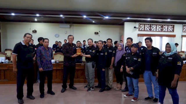 Perkuat Sinergitas, Sekretariat DPRD Sulsel Ajak Awak Media Kunjungi DPRD Bali