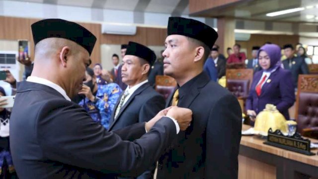 Ketua DPRD Maros Patarai Amir Saat Melantik Suryadi Jadi PAW