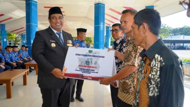 Dorong Pengembangan Sektor Pertanian, Bupati Maros Serahkan Secara Simbolis Bantuan ALSINTAN Kepada Kelompok Tani