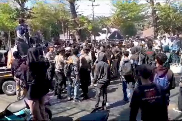 Unjuk Rasa Ribuan Mahasiswa di PT Antam Berujung Ricuh