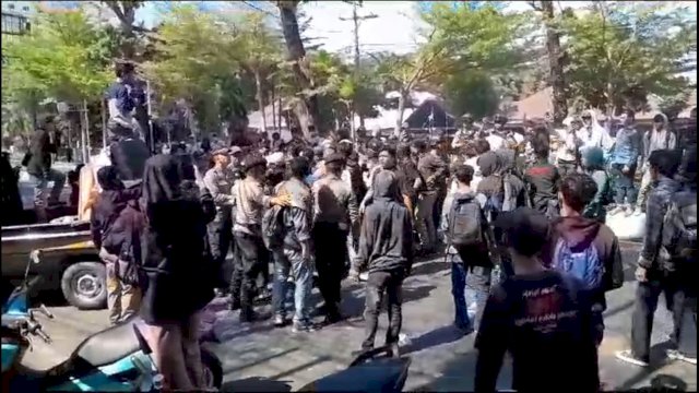 Unjuk Rasa Ribuan Mahasiswa di PT Antam Berujung Ricuh