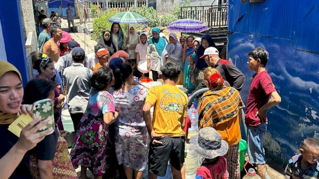 Peduli Keresahan Masyarakat, Caleg DPR RI Gerindra Salurkan Air Bersih di Makassar