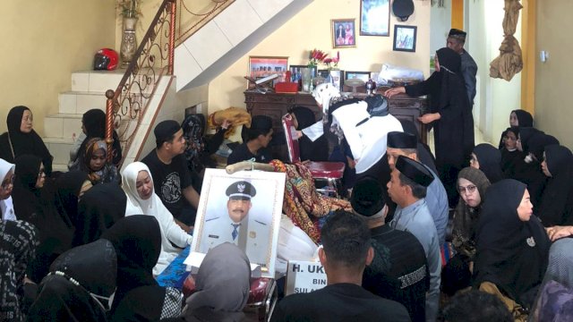 Waka DPRD Sulsel Syaharuddin Alrif Melayat di Rumah Duka Kades Sereang Sidrap
