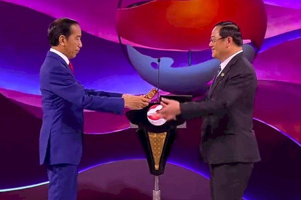 Presiden Jokowi Serahkan Palu Keketuaan ASEAN ke Laos