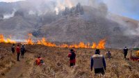 Kebakaran Masih Menggila, Semua Jalur Wisata Bromo Ditutup Total