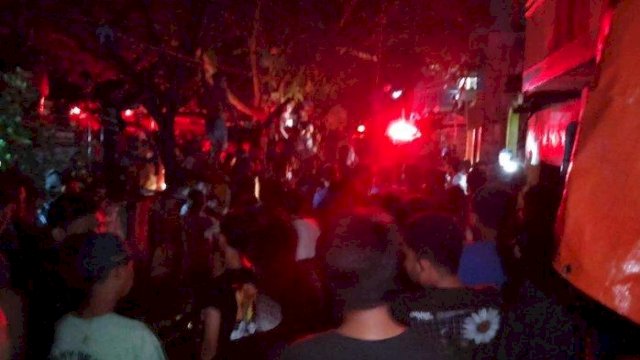 Damkar Makassar Berhasil Padamkan Kebakaran di Jalan Kakatua