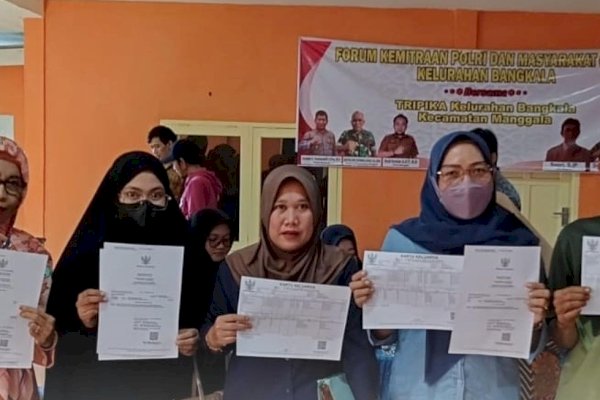 Dukcapil Makassar Gelar Layanan Mobile Penerbitan Akta Kelahiran-Kematian di Kelurahan Bangkala
