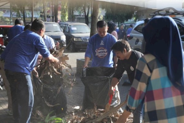 Jumat Bersih, Bapenda Makassar Laksanakan Kerja Bakti