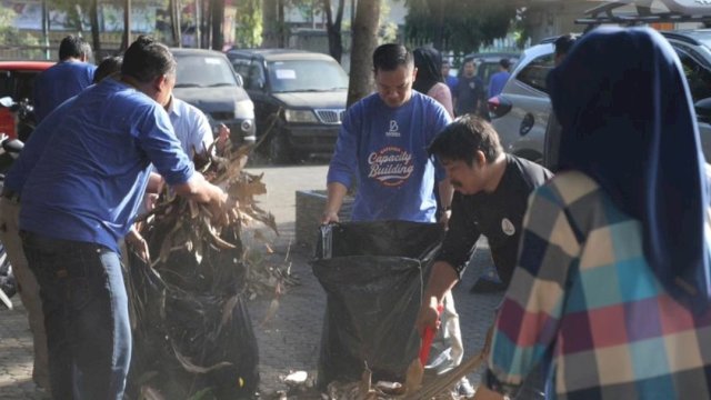 Jumat Bersih, Bapenda Makassar Laksanakan Kerja Bakti