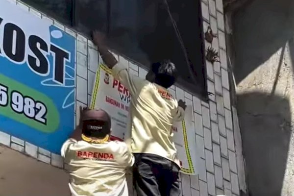 Bapenda Makassar Kembali Pasang Stiker-Baliho Penanda Penunggak Pajak