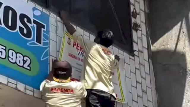 Bapenda Makassar Kembali Pasang Stiker-Baliho Penanda Penunggak Pajak