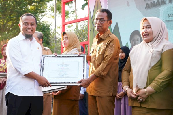 Sukses Atasi Anak Tidak Sekolah Pj Bupati Takalar raih Penghargaan Pasti Beraksi dari Gubernur