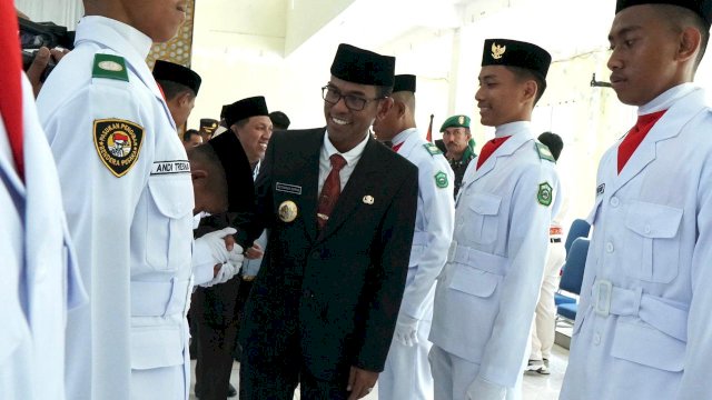 Pj Bupati Beri Bonus Liburan Paskibra Takalar ke Surabaya