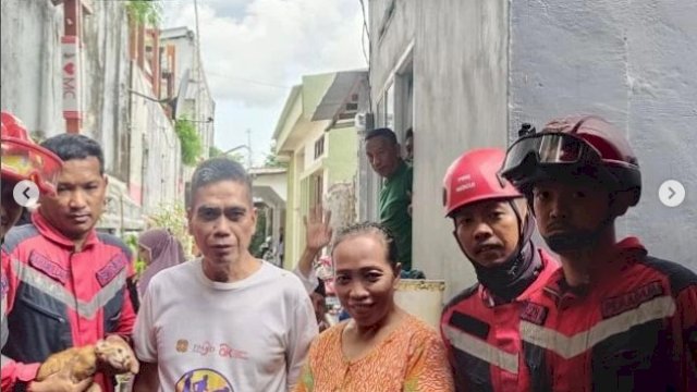 Anggota Damkar Makassat Selamatkan Kucing yang Terjebak