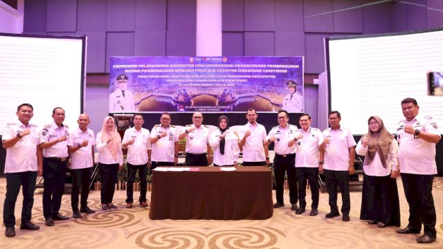 Wawali Makassar Fatmawati Rusdi Bersama para Camat.(F-Humas)