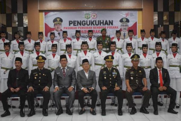 Walikota Judas Amir Kukuhkan 76 Anggota Paskibraka Kota Palopo