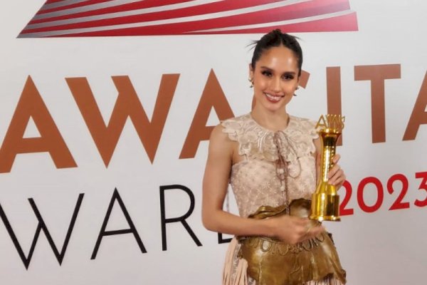Inspirator Generasi Millenial, Cinta Laura Raih Penghargaan Nawacita Awards 2023