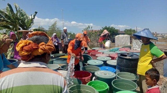 Musim Kemarau, BPBD Maros Salurkan 160 Tangki Air Bersih ke Masyarakat