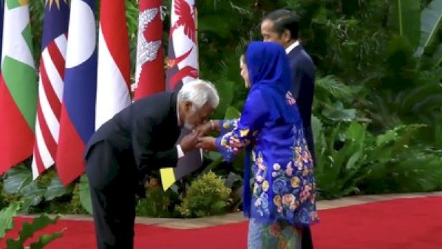 Xanana Gusmao Cium Tangan Iriana Jokowi.(F-INT)