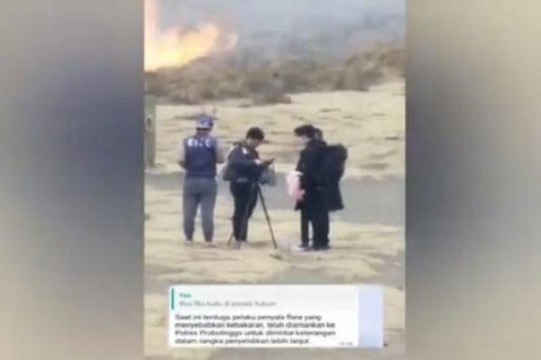 Viral Kebakaran di Gunung Bromo Diduga akibat Ulah EO Pre Wedding Nyalakan Flare