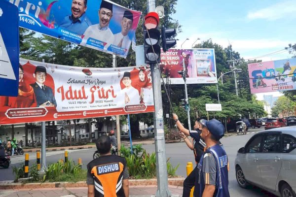 Dishub Makassar Tertibkan Spanduk Liar yang Halangi Rambu Lalu Lintas