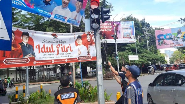 Dishub Makassar Tertibkan Spanduk Liar yang Halangi Rambu Lalu Lintas