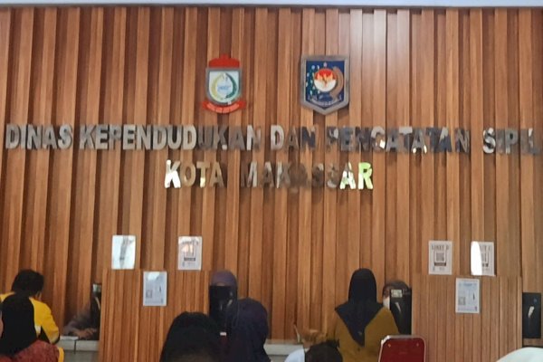 Dukcapil Makassar Respon Pertanyaan Warga Capil di Medsos