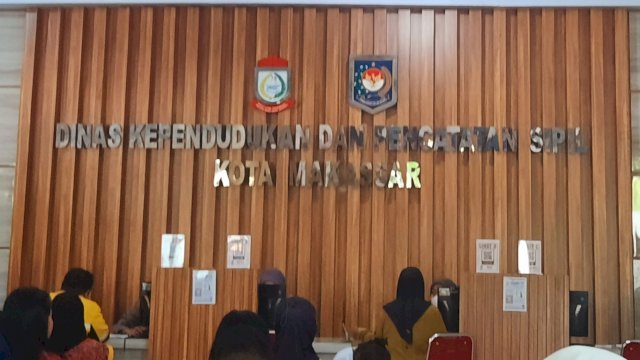 Dukcapil Makassar Respon Pertanyaan Warga Capil di Medsos