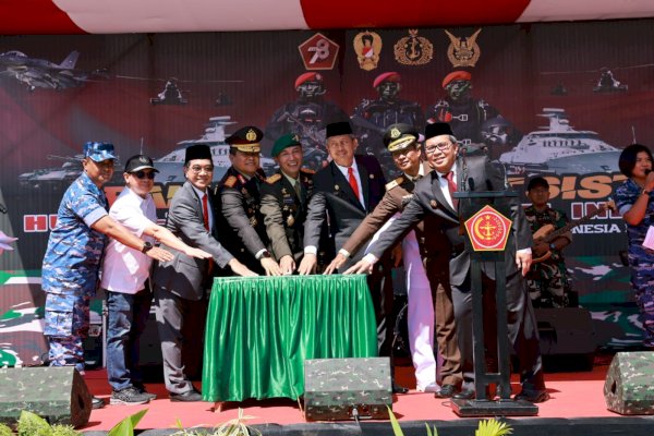 Momentum HUT TNI, Danny Pomanto: Masyarakat Makassar Turut Bergembira karena TNI Dekat dengan Rakyat