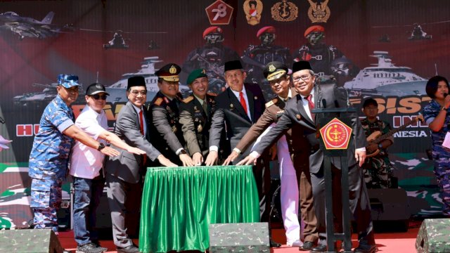 Momentum HUT TNI, Danny Pomanto: Masyarakat Makassar Turut Bergembira karena TNI Dekat dengan Rakyat