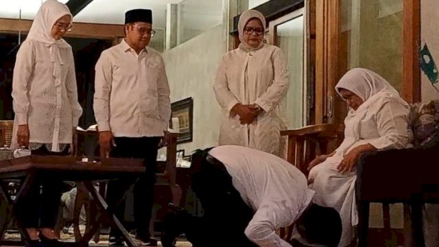 Anies Baswedan cium Kaki ibundanya.(F-INT)