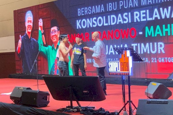 Kecewa Gibran Diusung Jadi Cawapres, Relawan Lepas Baju ‘Rumah Jokowi’ di Depan Puan