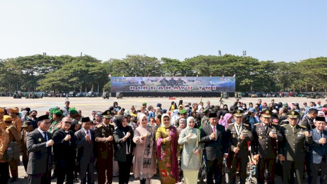 Hadiri Parade dan Defile, Danny Pomanto Bangga Lihat Kekompakan TNI dan Rakyat