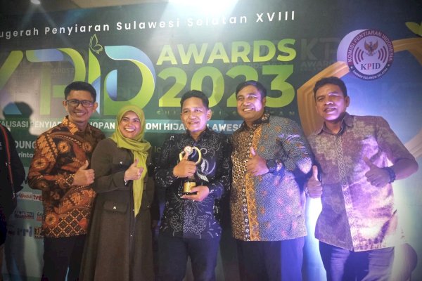 Bupati Chaidir Syam dan LPPL Maros FM Raih Penghargaan di Ajang KPID Awards 2023