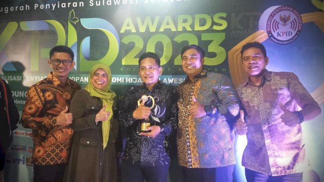 Bupati Chaidir Syam dan LPPL Maros FM Raih Penghargaan di Ajang KPID Awards 2023