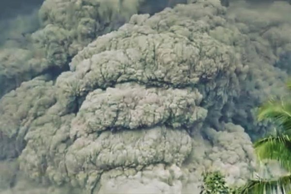 Gunung Semeru Erupsi Setinggi 1.500 Meter di Atas Puncak