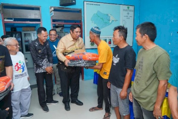 Terjun Langsung ke Kecamatan Lau, Bupati Maros Serahkan Bantuan Alat Tangkap Kepiting Bagi Nelayan