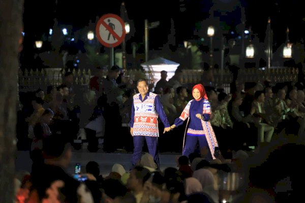 Pj Gubernur Bahtiar Didampingi Ketua PKK Sofha Marwah Hadiri Peringatan Hari Batik Nasional