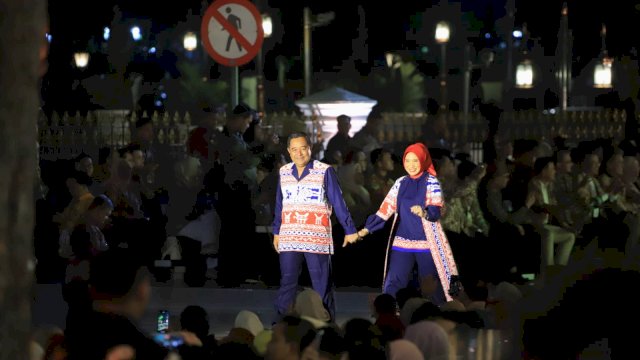 Pj Gubernur Bahtiar Didampingi Ketua PKK Sofha Marwah Hadiri Peringatan Hari Batik Nasional