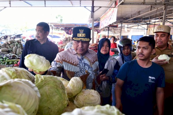 Pj Gubernur Sidak di Pasar Tramo Maros, Harga Beras Stabil Karena Didukung Kios Bulog